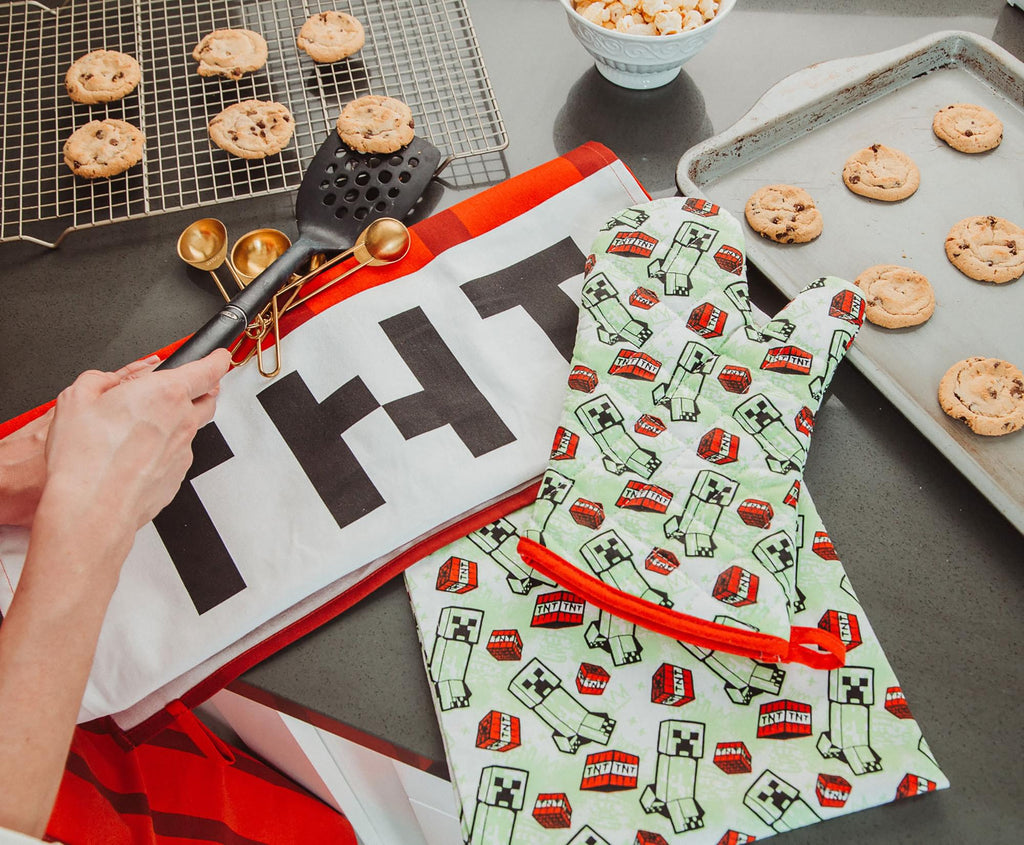 Minecraft Red TNT Kitchen Set | Apron, Oven Mitt, Dish Towels, Pot Holder