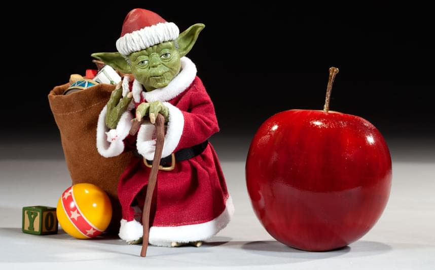 Star Wars 1:6 Scale Holiday Yoda Figure